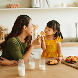 Expert Tips on Teaching Sharing and Nutrition for 2.5-Year-Olds